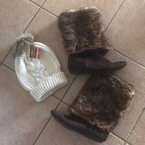 Chunky knit beanie hat with furry ball